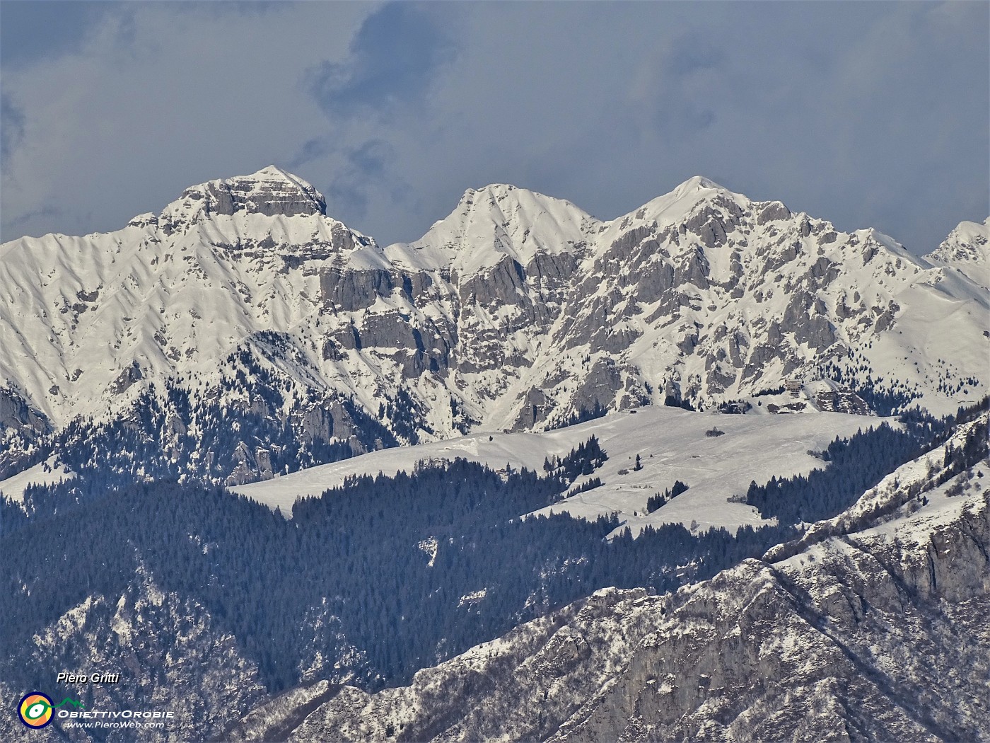 65 Zoom verso Pegherolo (2369 m)  e Monte Secco (2293 m).JPG